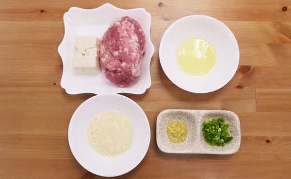 步驟1：
準備好絞肉和豆腐，蛋敲開取出蛋白，山藥和薑洗淨去皮磨泥，蔥洗淨切末備用。