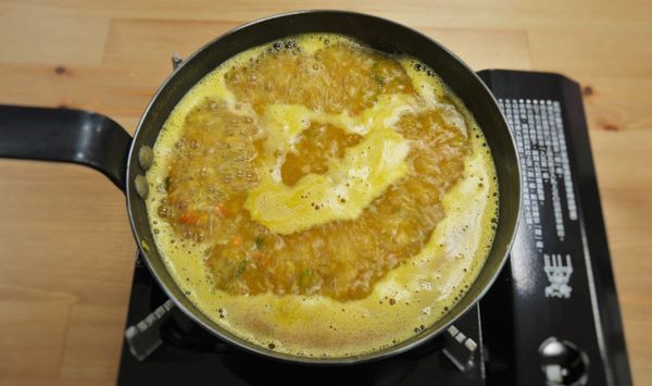 步驟3：
取炒鍋加入豬油熱鍋，炒香其餘的蔥末與薑泥後放入蟹黃、蟹膏、蟹肉拌炒，轉大火調入1.5匙紹興酒和1/4匙鎮江醋嗆鍋，接著倒入高湯以及步驟2蒸盤內的湯汁煮滾，調入1/2小匙的鹽、白胡椒粉、糖和太白粉水勾芡，關火前撒上香油，取適當容器放入芽白心、肉丸還有青江菜，淋上蟹粉湯汁和適量的甜醋即完成。