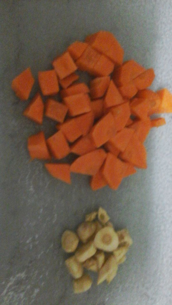 紅蘿蔔切小丁蒜頭切碎