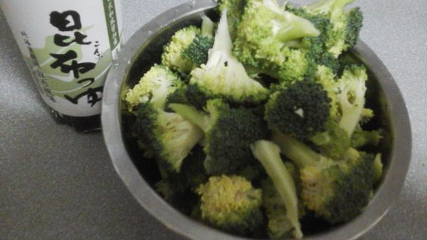 青花菜切小朵洗淨備用