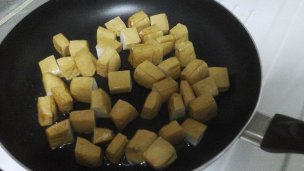 將豆乾煎成金黃色，紅蘿蔔燙熟，青花菜燙熟，備用。