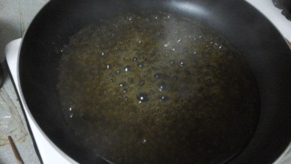 鍋中加油，水煮開加少許醬油調味再用太白粉勾芡淋於青花菜上