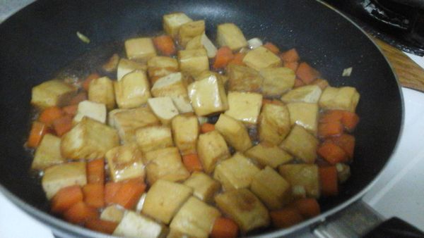 鍋中加油，倒入調味料炒香，加水煮開後，再下豆乾，拌勻盛起放入青花菜擺盤即可