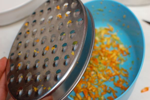 刨出一些果皮(三種水果都有，主要是橘子)，不用太多，只是增加果醬製作出來後的口感。也可以用刀子削果皮，但要注意不要內層白色部分，會苦