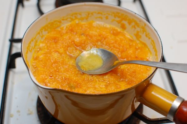 顧在瓦斯爐旁，不時攪拌跟撈去表面泡泡