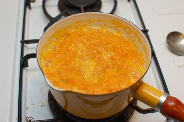 將3的容器內所有東西倒入一個鍋子裡面開大火，煮到沸騰後關成中火