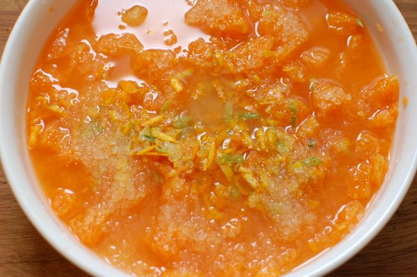 將橘子果肉去除子跟白色纖維後，切成小丁，放置容器內，刨好的果皮也丟進去，接著擠入柳橙汁跟檸檬汁（這兩者的果肉沒有加進去），撒上冰糖後靜置30-60分鐘