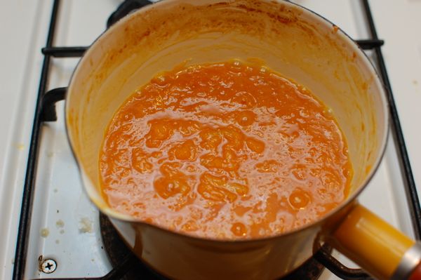 煮到容量約剩下原來的一半(約30分鐘)，濃稠度就ＯＫ了，鍋子離火，讓果醬冷卻
