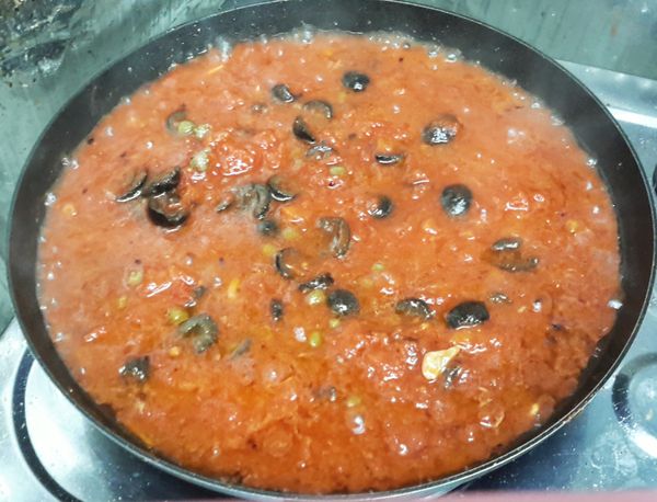 下蕃茄粒，黑橄欖及刺山柑拌勻，煮沸後轉小火煮至醬汁稠身