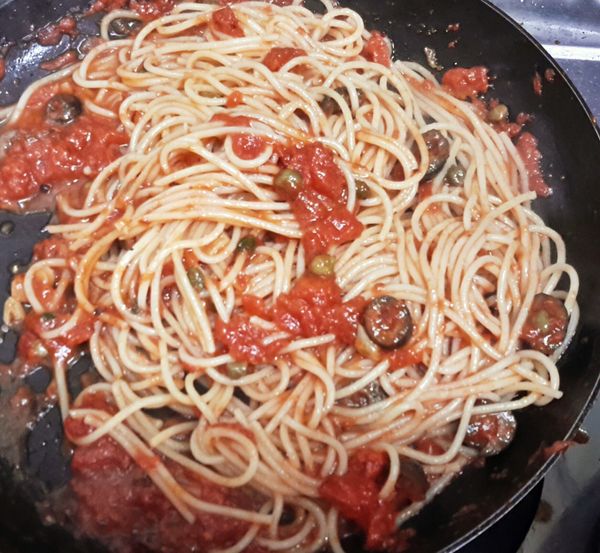 再加入意大利麵及兩湯匙煮麵的水拌勻，灑上巴西利即成！