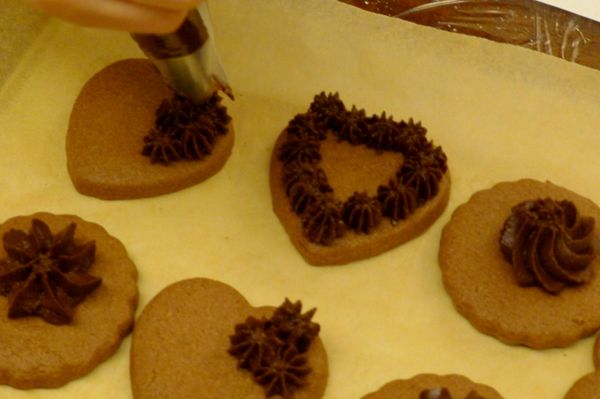 在步驟7巧克力餅乾上擠上變化花形