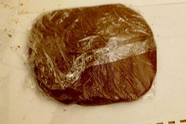 將麵團以保鮮膜包好，放入冰箱冷藏約30分鐘以上