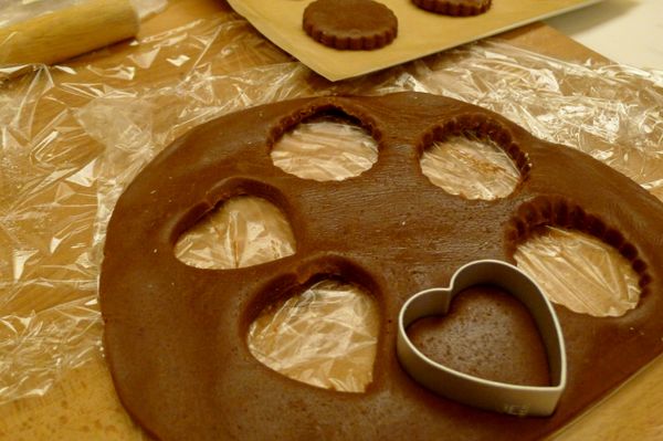 用心形、圓形餅乾模型壓模、脫模後，放於鋪好烘焙紙的烤盤上，再放入預熱過的烤箱以170度C烤約12~15分鐘後出爐，靜置放涼