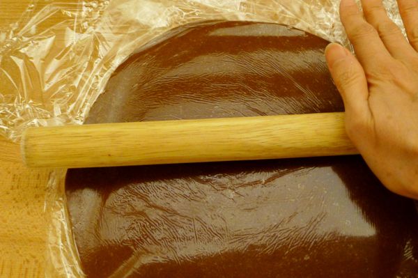 取出麵團後，以擀麵棍桿成約3mm厚