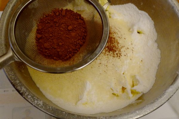 將所有[粉類]過篩入攪拌盆，加入冷藏過的奶油小丁