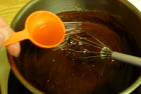 加一匙蘭姆酒繼續攪拌均勻