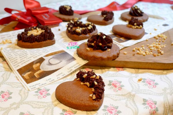 撒上已烤過的杏仁角小碎粒，巧克力甘納許餅乾濃情甜蜜出場^^