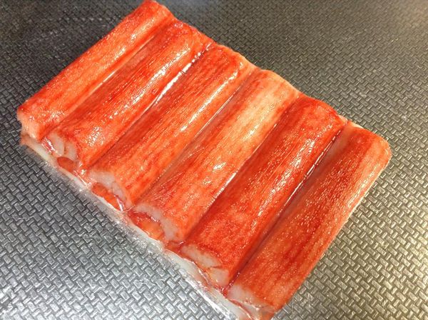 可以使用魚板式的蟹肉棒，或是蟹肉絲都可以，用手撕開成絲備用。
將各類蔬菜切細丁或細絲備用。