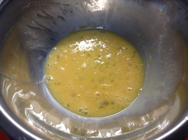 將蛋打散，加極少量的糖和塩調味後（也可以不加）備用。