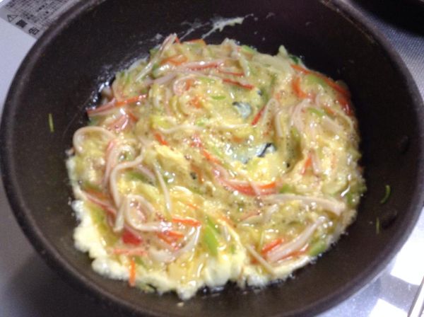 先前的鍋子擦乾淨後，加1大匙油，用中火熱鍋，將A倒入快速繞圈攪拌蛋液約10秒鐘後，轉小火，停止攪拌，看到邊邊冒泡之後。