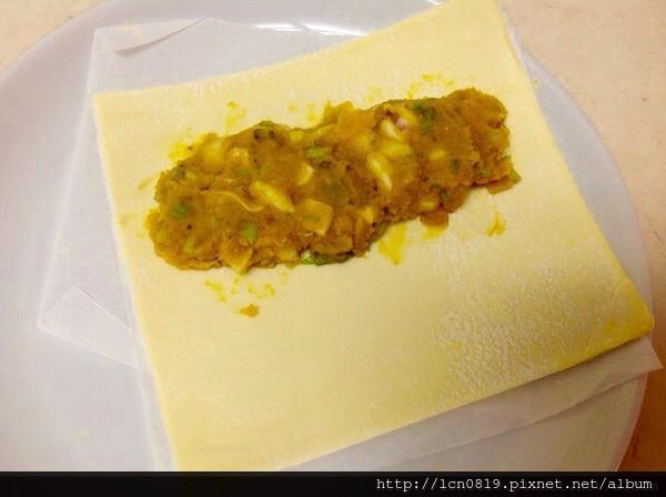 酥皮攤平，鋪上抹醬