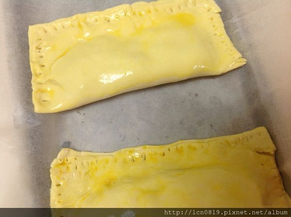 對起合上，邊緣用义子按壓紋路，抹上蛋液