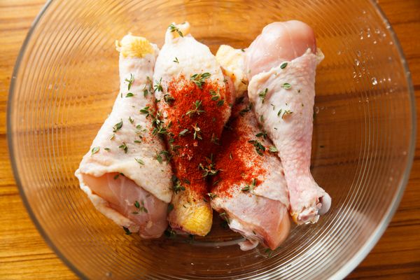 首先把雞肉洗淨並擦乾後，置於碗內，再來灑上匈牙利紅椒粉、百里香和適量的鹽巴。