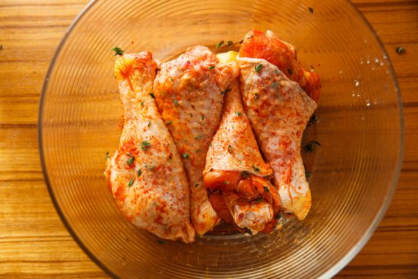 將香料、香草與雞肉均勻混合，並簡單的幫雞肉按摩後，靜置於冰箱內至少6個小時，讓雞肉充分入味。