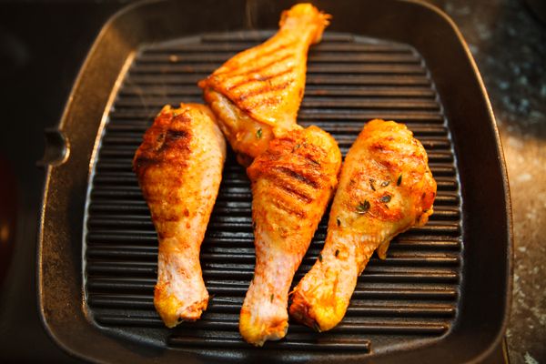 6個小時後，將雞肉取出，熱油鍋，把雞肉的表皮煎到焦黃。