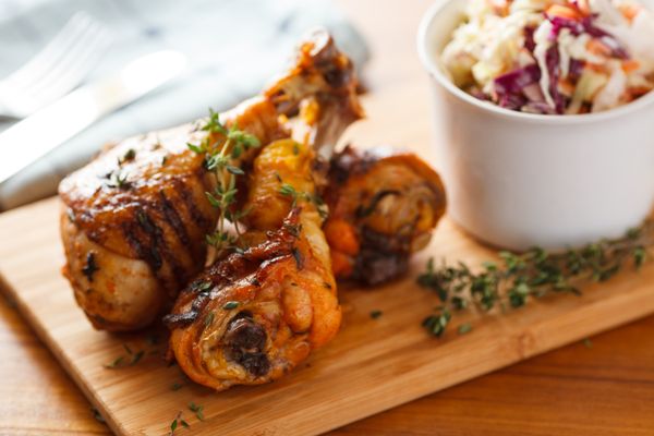 最後在依照喜好灑上適量的香草和鹽，並附上生菜就完成了。