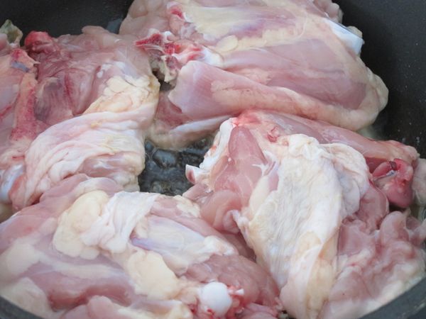 雞肉洗淨後擦乾水份，雞皮朝下，小火煎出油脂。