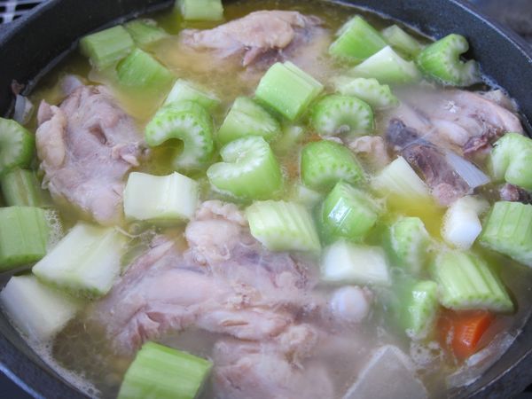 放入與雞肉等高的水量，將西洋芹切小段加入，開大火煮滾後蓋上鍋蓋轉小火煮10分鐘至雞肉熟透。