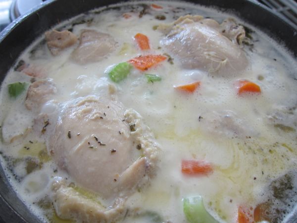 加上一大匙百里香後續滾5分鐘左右，再倒入100ml液態鮮奶油後以鹽調味。關火撒點黑胡椒粒。上桌時撒上切碎的新鮮巴西里末。