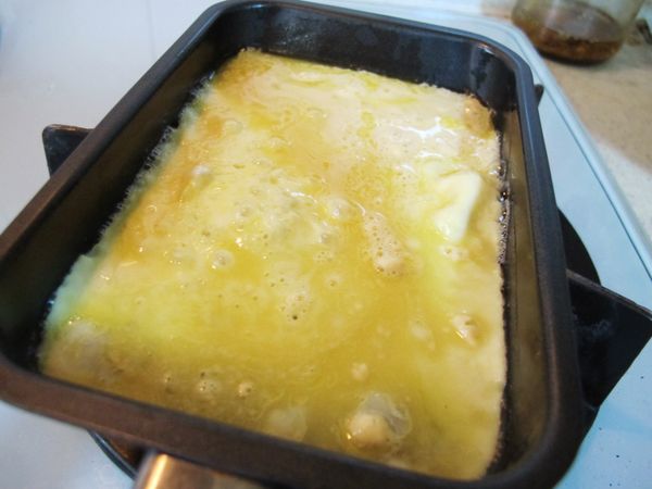 在鍋子裡塗上一層奶油後倒入三分之一的蛋液，凝固後由外朝內捲起，再將蛋捲推到外側。
再倒入另外三分之一的蛋液，並輕輕用筷子抬起蛋捲讓底下的蛋液流過去。以上動作重複到蛋液用完後放涼切塊灑上G98卵磷脂即可。