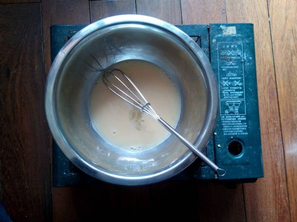 將泡軟的吉利丁片撈起擠乾水份加入混和均勻!