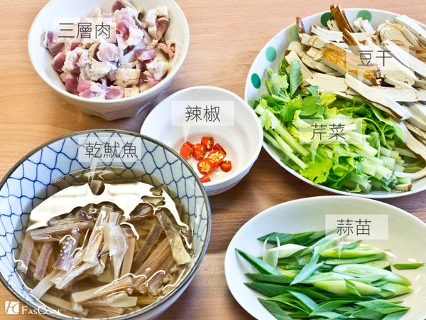 魷魚刮去外膜，逆紋切條，泡魷魚的水保留。五花肉汆燙後切條狀、芹菜切段、蒜苗切斜片、辣椒切小段、豆乾切條 備用。