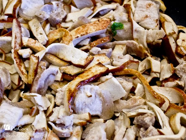 準備好炒鍋，熱油鍋，將五花肉乾煸炒香後，再放入豆乾一起炒至金黃。