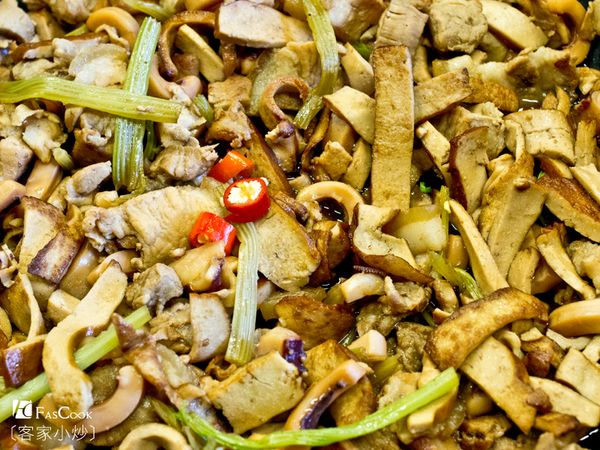 起鍋前再加入烏醋提味，就可以上桌囉~