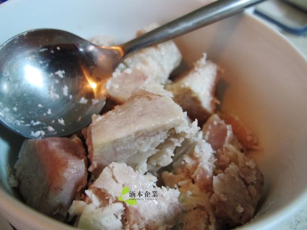 芋頭削皮切塊後蒸軟