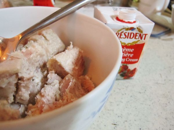 一邊搗碎一邊加入鮮奶油，加到介於泥狀與固體中間的程度。