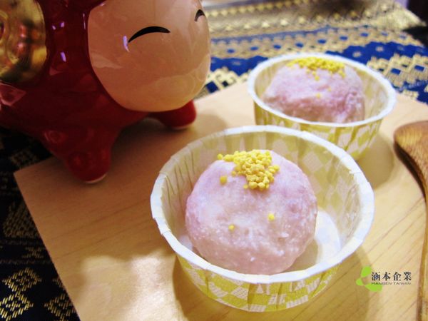 過篩後加入蜂蜜與大豆分離蛋白，攪拌均勻後趁熱揉成圓形，再灑上卵磷脂放涼就行囉。