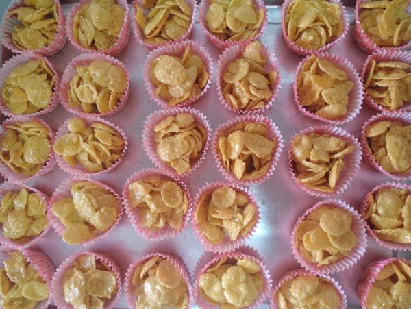 將攪拌好的玉米片裝入紙杯然後放上烤盤上