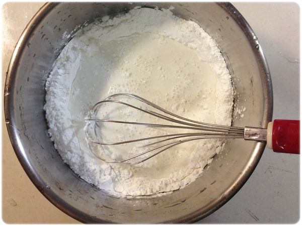 糯米粉加水，調成粉漿備用