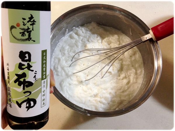 蒸好的白蘿蔔加入鹽巴、白胡椒、淬釀北海道昆布醬油露調味，再加入粉漿拌勻