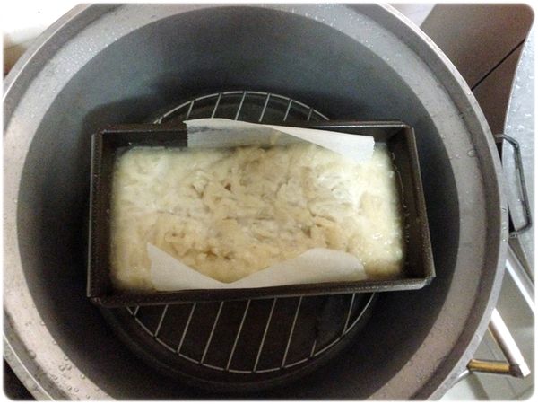 準備一個模子，裡面放烘培紙(方便最後脫模)，將拌好的粉漿倒入模子裡