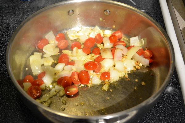放入大蒜和洋蔥爆香。等到洋蔥變軟出水後，放入番茄一起炒（注意：爆香時火侯不能太大，大概中火不然大蒜會焦掉）。