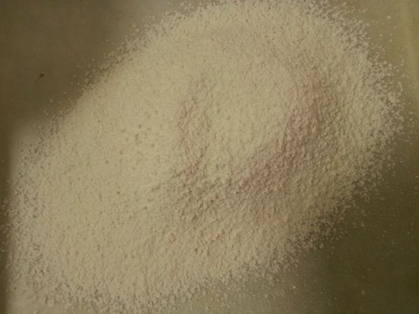 低筋麵粉過篩2-3次。