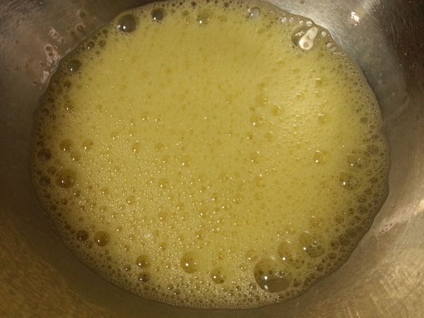 全蛋底下墊一盤溫熱水，打至粗泡，加入砂糖，中速打發。