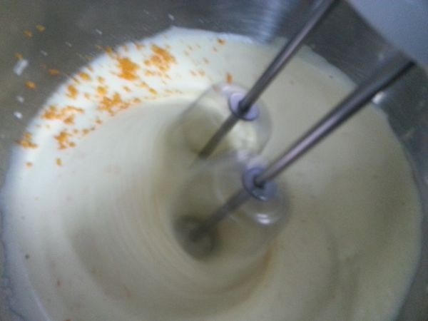 雞蛋打至發白時加入橙皮屑。