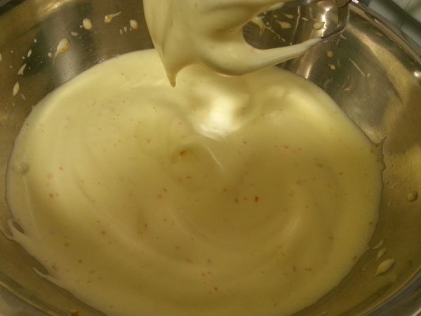 提起電動打蛋器，呈大彎角，不輕易掉落。